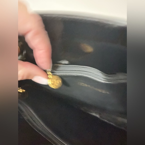 Chanel Black Parent Leather Shoulder Bag with CC logo - Picture 3 of 15